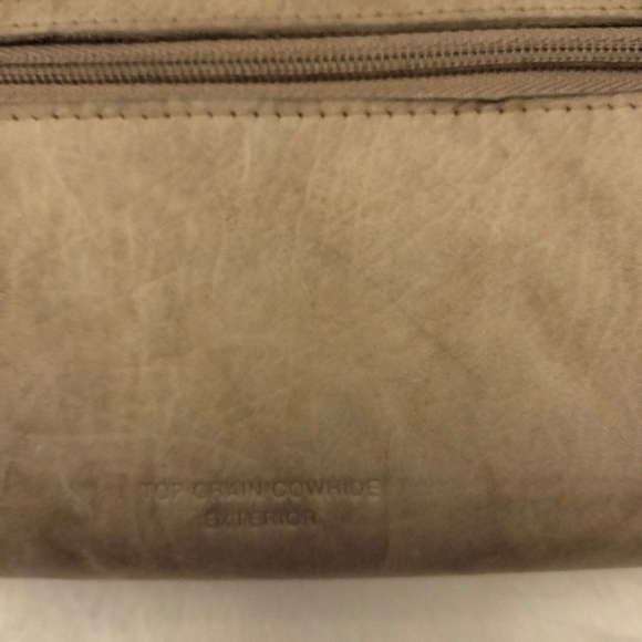 Buxton top grain cow hide leather wallet. - Picture 8 of 9